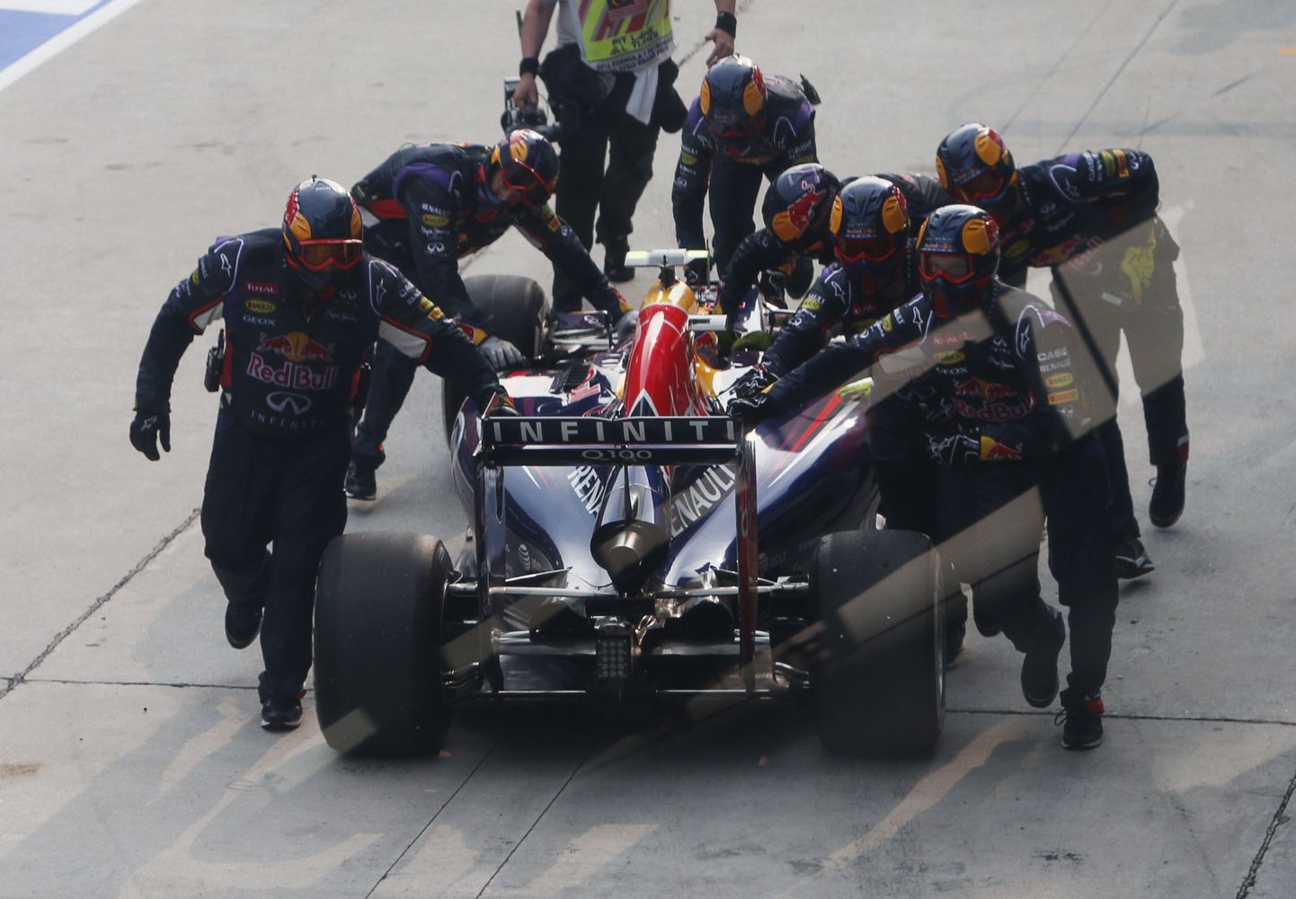 Daniel Ricciardo masinat lükatakse tagasi boksi.