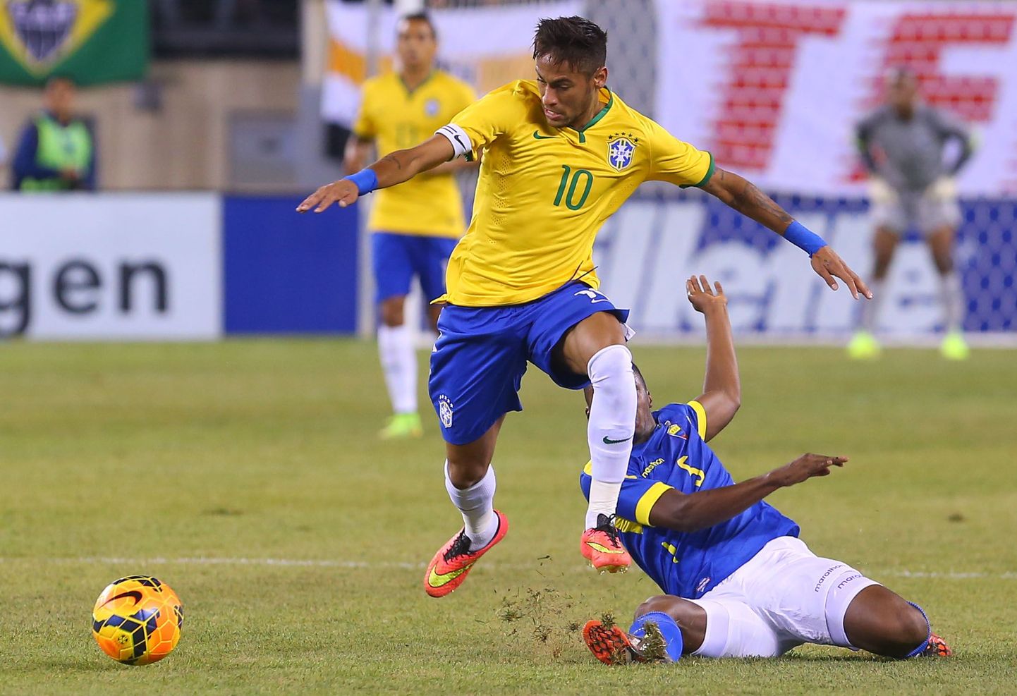 Neymar (nr 10) võitleb palli pärast Ecuadori poolkaitsja Renato Ibarraga.