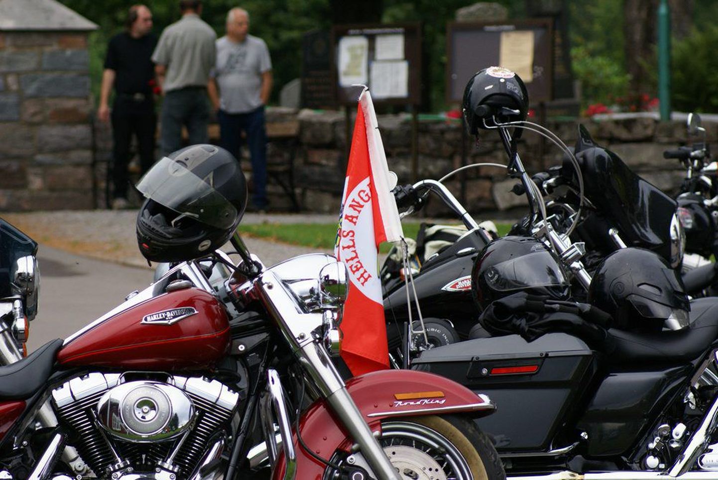 Motoklubi Põrguinglid lipp ja mootorrattad.
