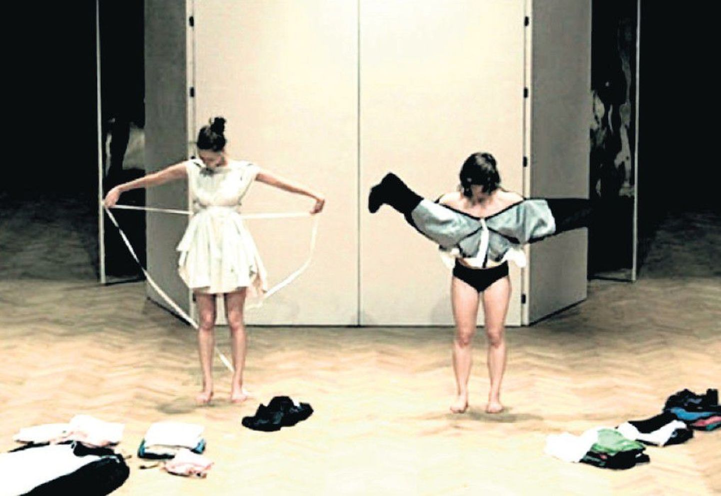 Krõõt Juuraku ja Anne Jureni lavastuses «Look Look» põimu­vad moeilma loomeprotsessid koreograafiaga.