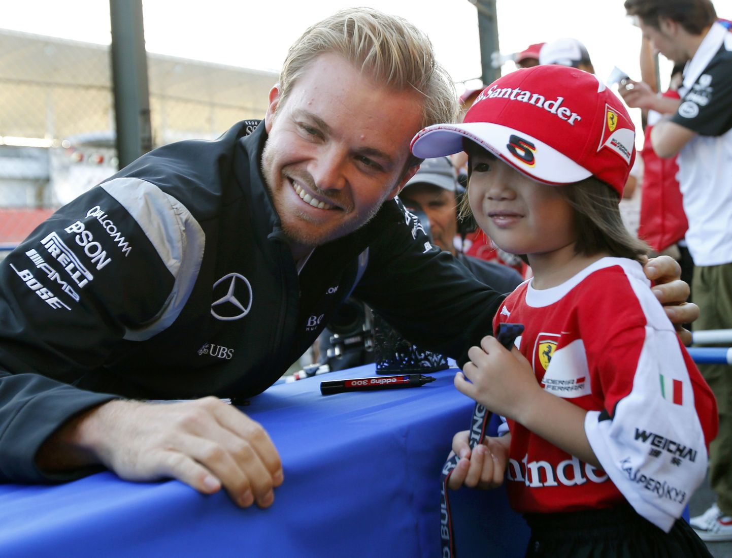 Nico Rosberg koos noore Ferrari fänniga