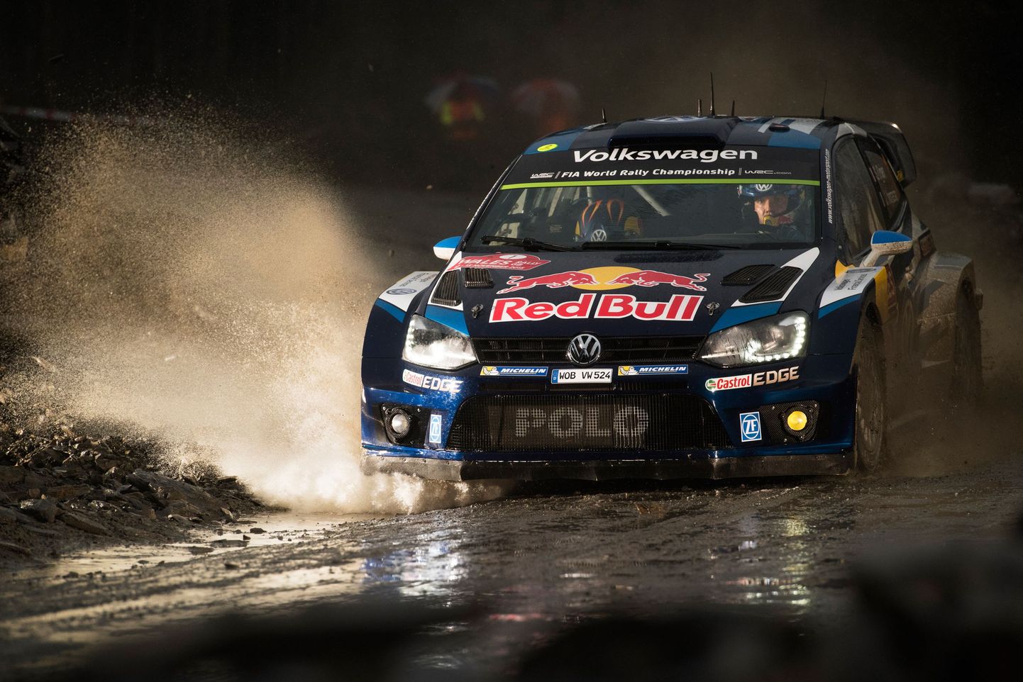 Sebastien Ogier WRC-ralli kõige vihmasemal päeval Walesis, Suurbritannias.