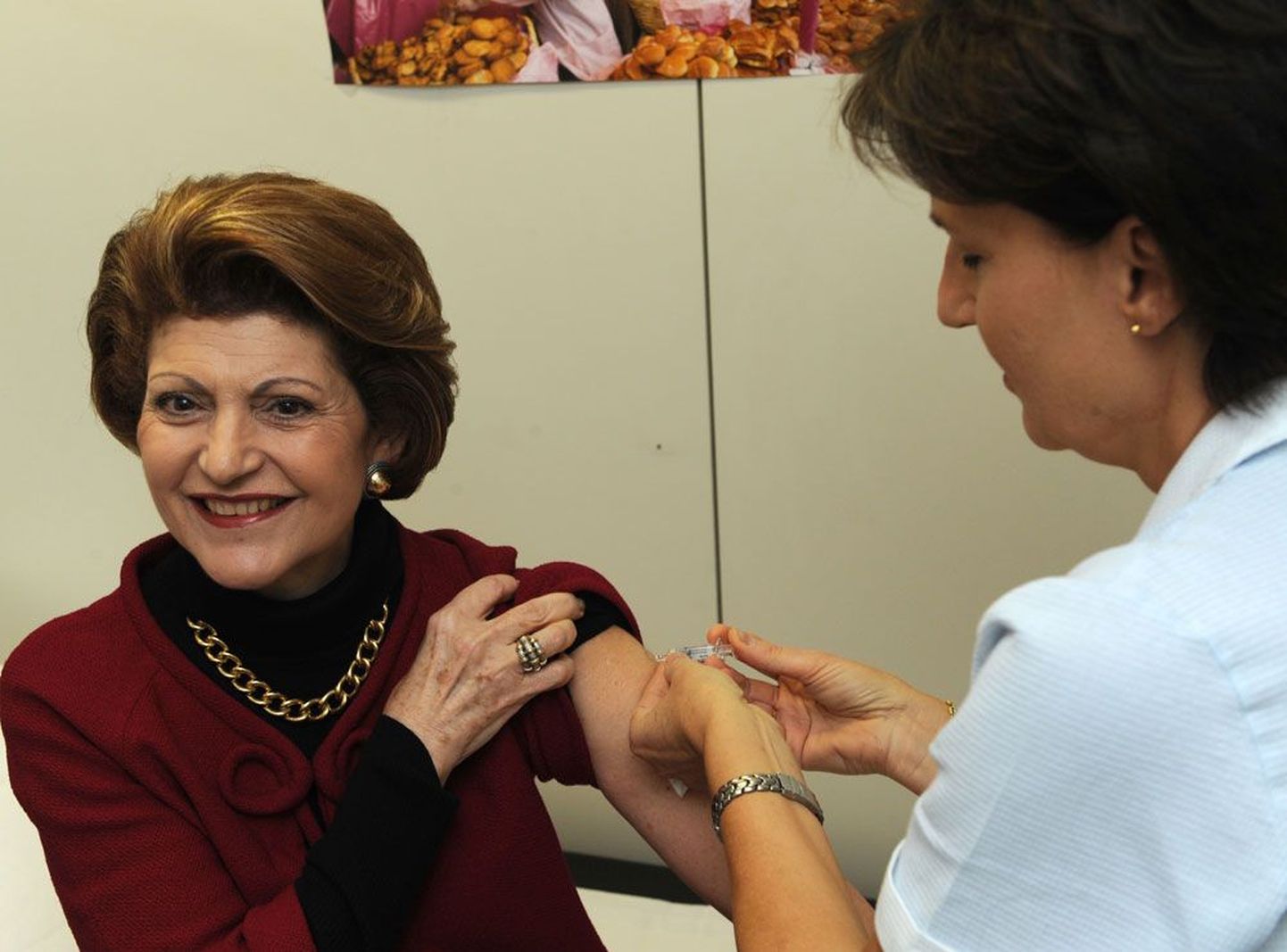 Euroopa Liidu tervishoiuvolinik Androulla Vassiliou peab seagripivastast vaktsineerimist ohutuks ja tõendas seda hiljuti isikliku eeskujuga.