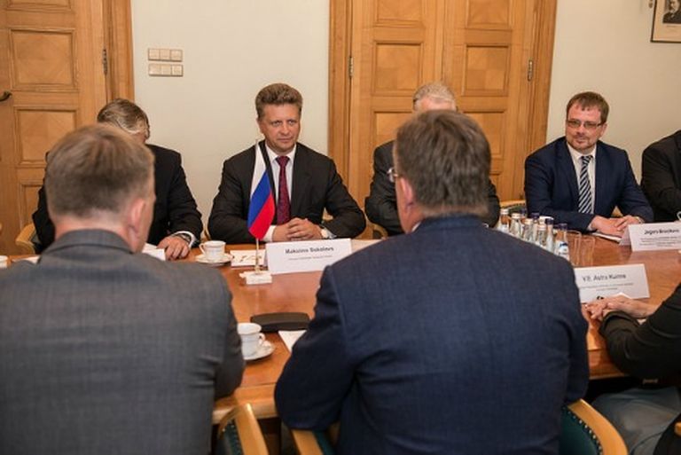 Накануне заседания комиссии участников переговоров принял премьер-министр Латвии Марис Кучинскис 