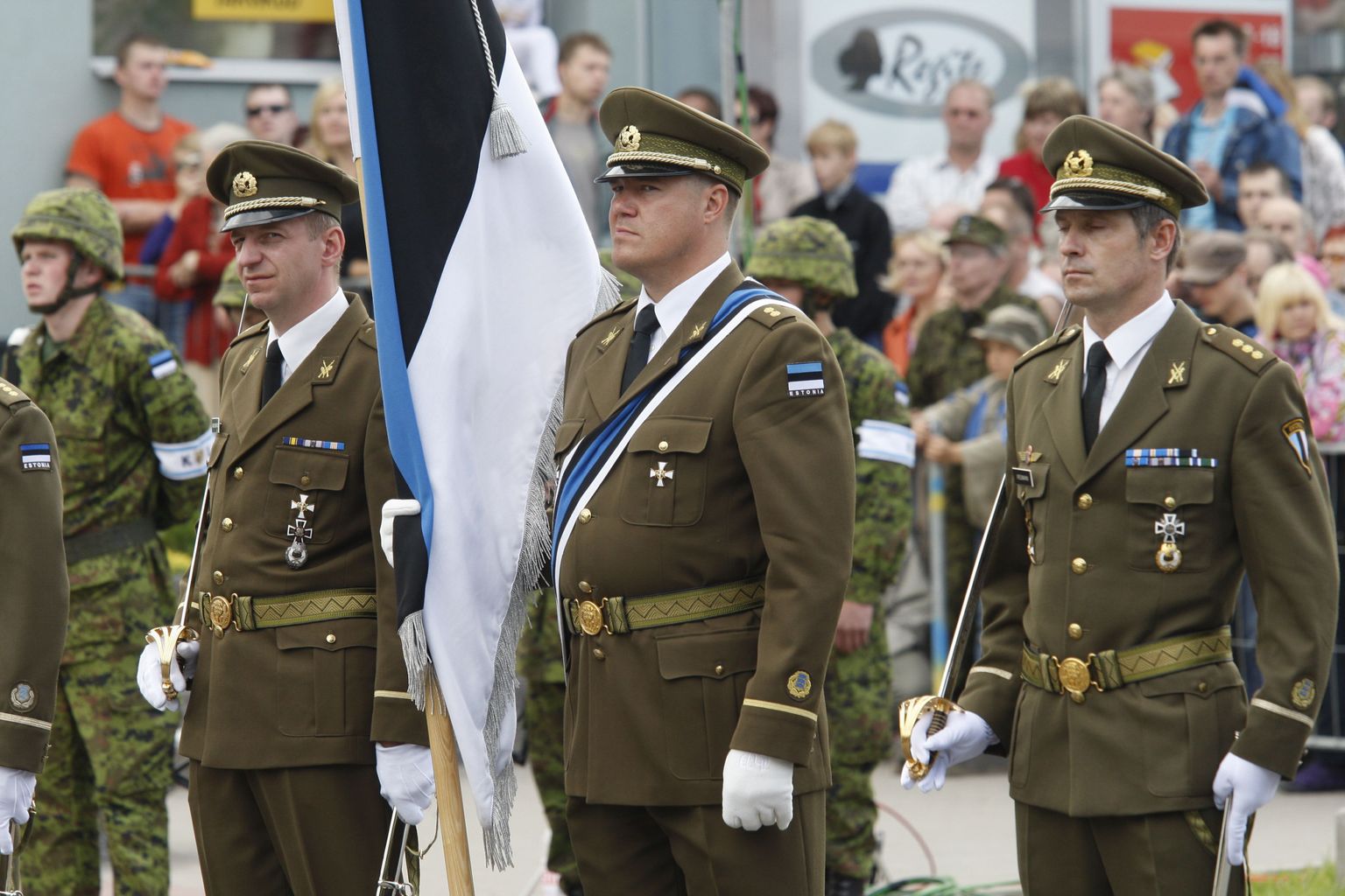 Hannes Võrno (keskel) võidupüha paraadil 2009. aastal.