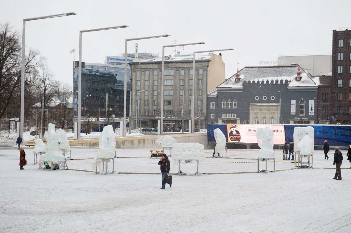 Не так давно на площади Вабадузе появились ледовые скульптуры по случаю наступления нового года по Восточному календарю.