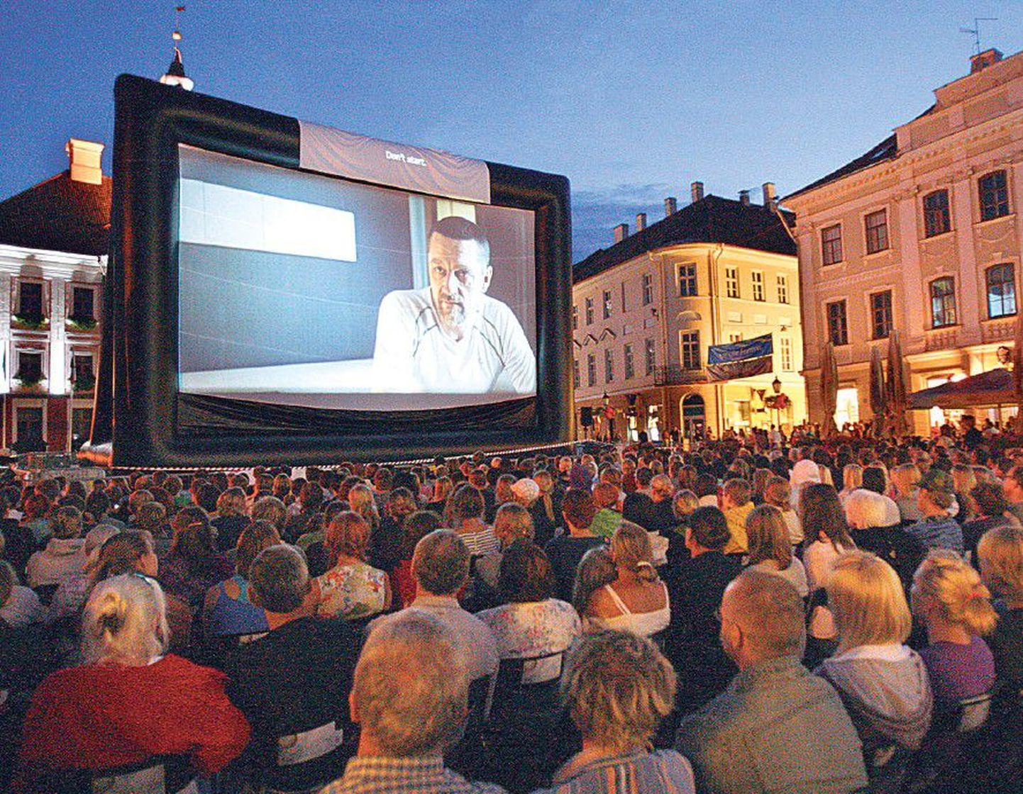 Võimalus vaadata sumedas augustiöös hiiglaslikult kinoekraanilt armastusfilme on igal suvel Tartu raeplatsi rahvast täis toonud.