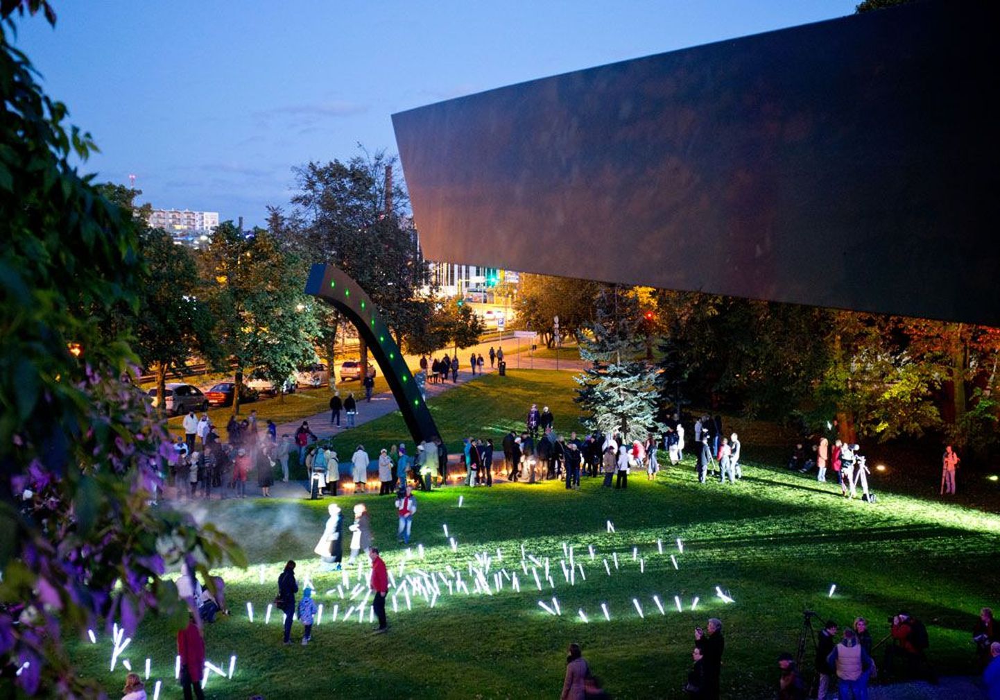 В 20-ю годовщину крушения парома «Эстония» возле памятника погибшим было светло от десятков свечей.