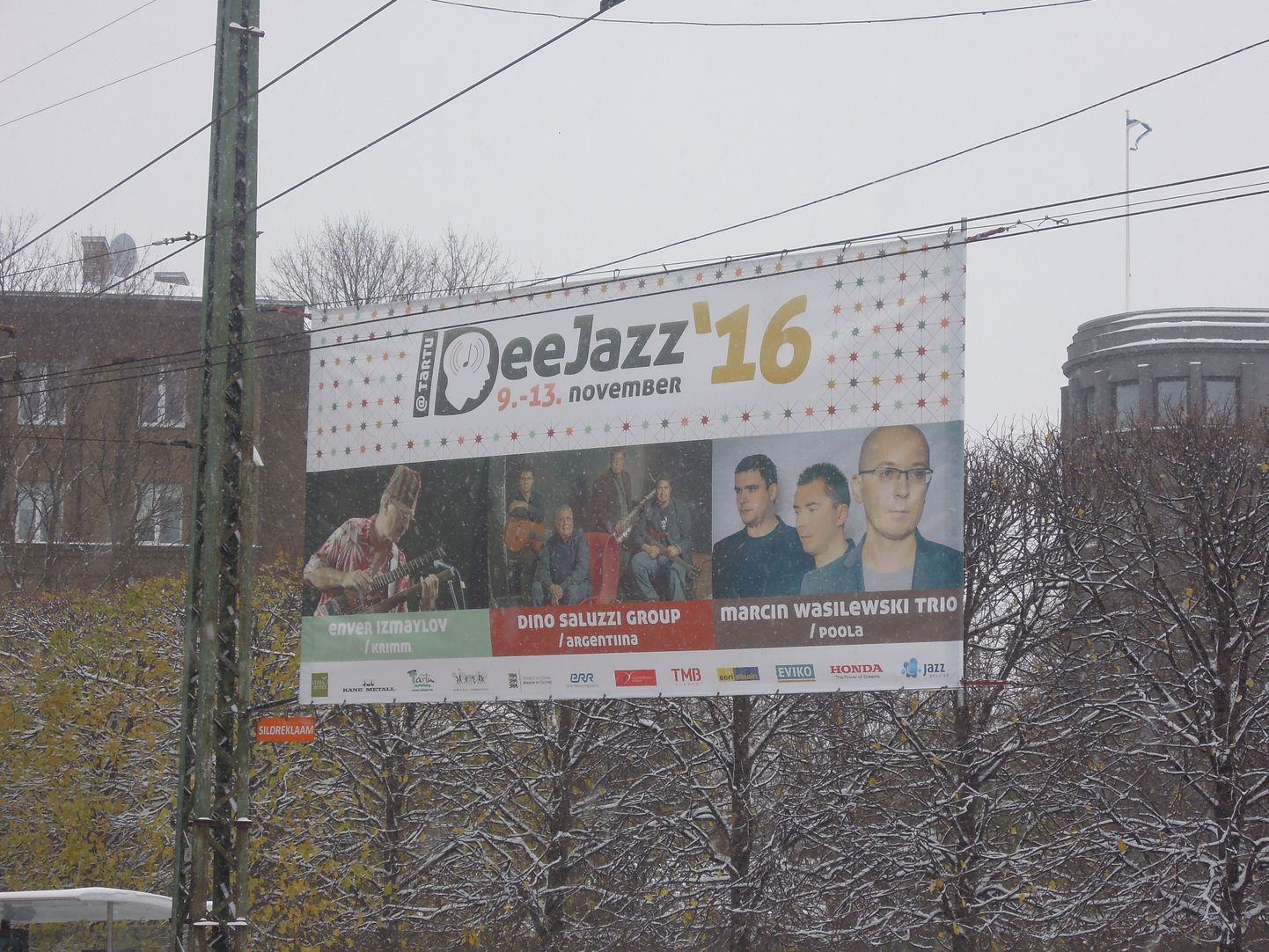 Рекламная растяжка фестиваля IdeeJazz в Таллинне на Тынисмяги.
