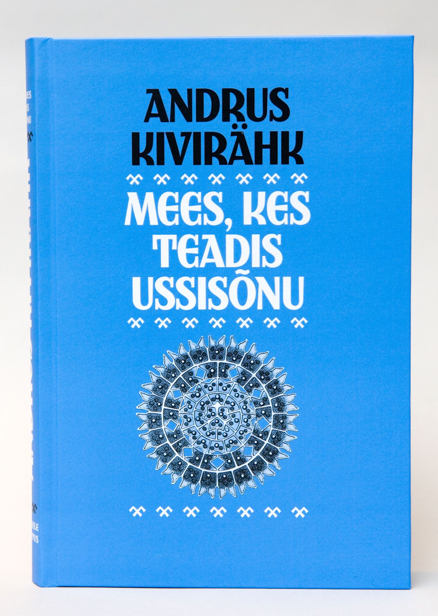 Andrus Kivirähu romaan «Mees, kes teadis ussisõnu» on samuti kandideerinud kultuurkapitaali kirjandusauhinnale.