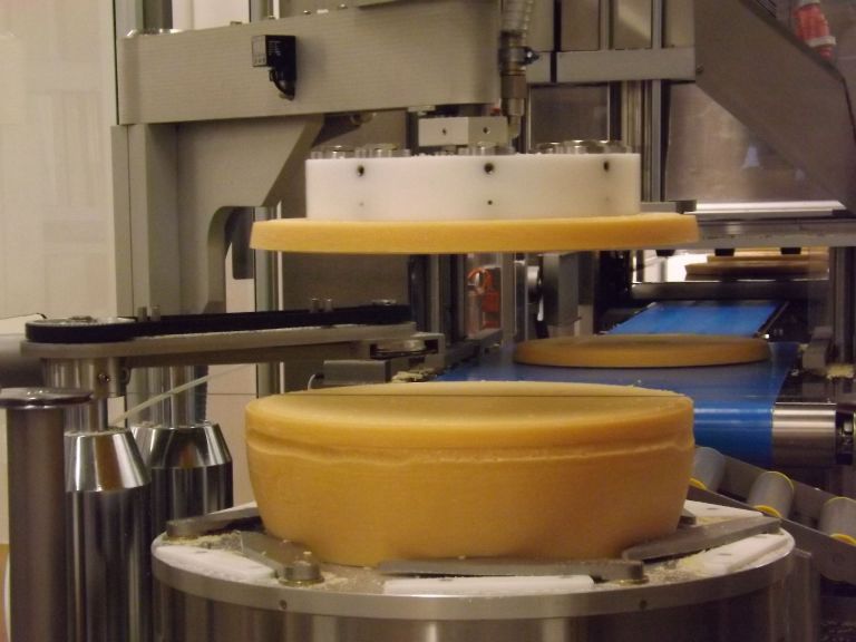 Автомат нарезает твердый сыр Forte сначала на тонкие круги, которые только потом становятся знакомыми треугольничками. Фото:
