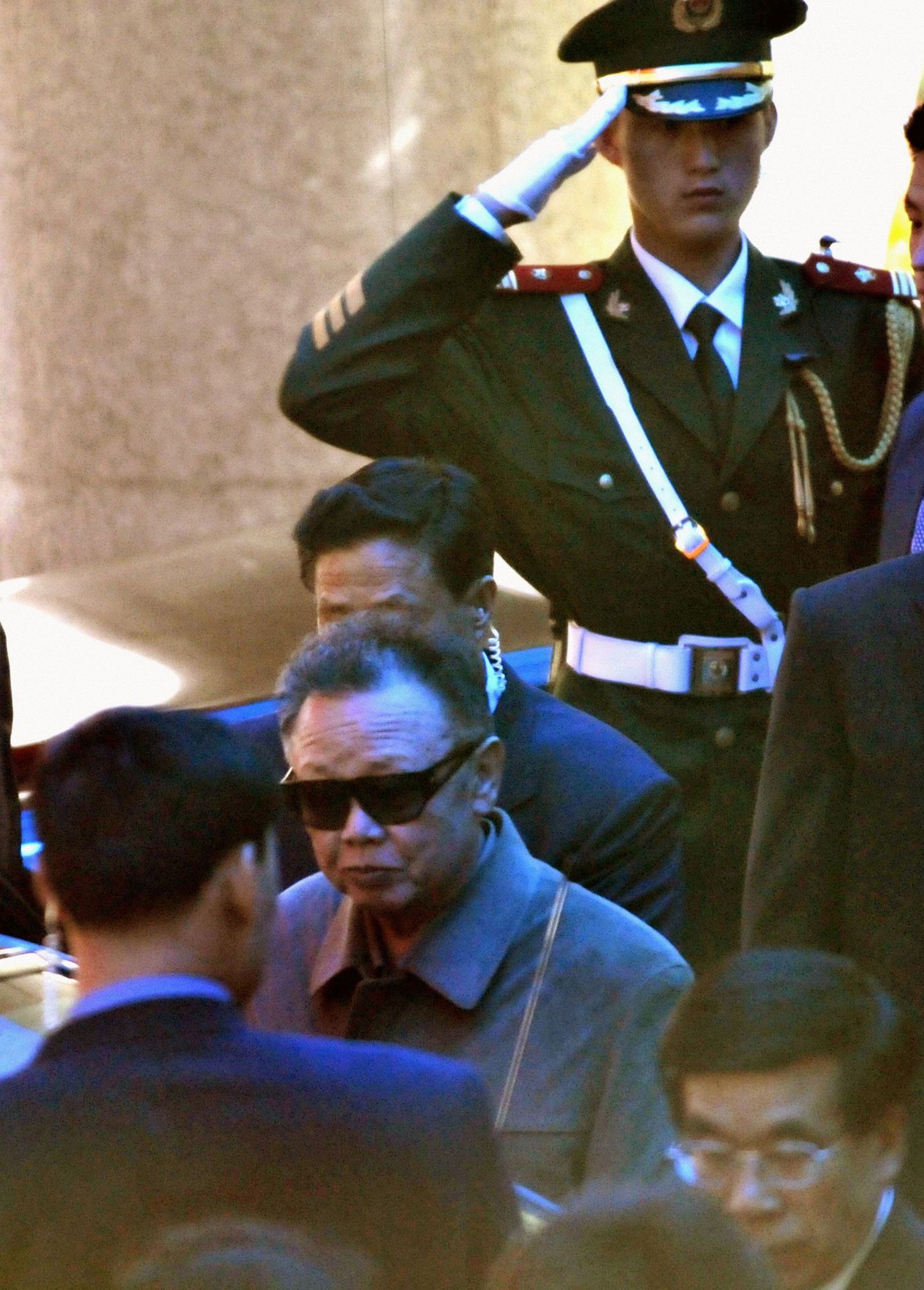 Põhja-Korea liider Kim Jong-il astub autosse Daliani linnas Hiinas.