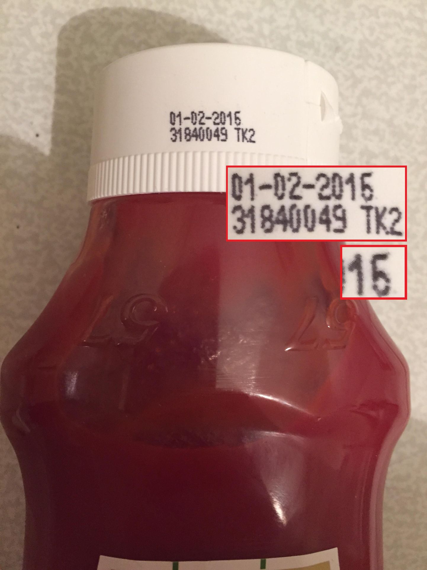 Производитель кетчупа уверяет, что на крышке изображена цифра 2016 и всему виной качество печати.