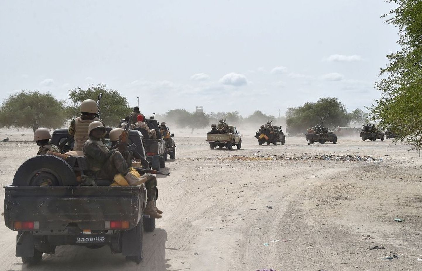 Nigeri sõjaväekolonn pärast islamistide rünnakuid regiooni saabumas.
