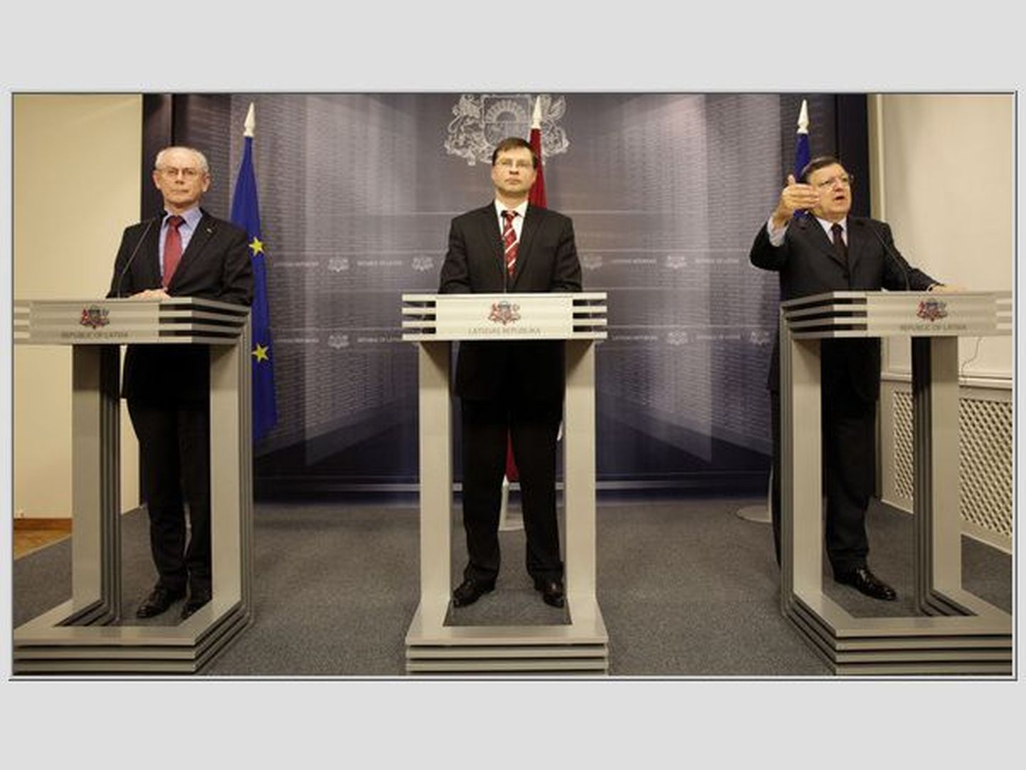 Euroopa Ülemkogu president Herman van Rompuy, Läti peaminister Valdis Dombrovkis ja Euroopa Komisjoni president Jose Manuel Barroso eilsel Läti euroga liitumisele pühendatud pressikonverentsil Riias.
