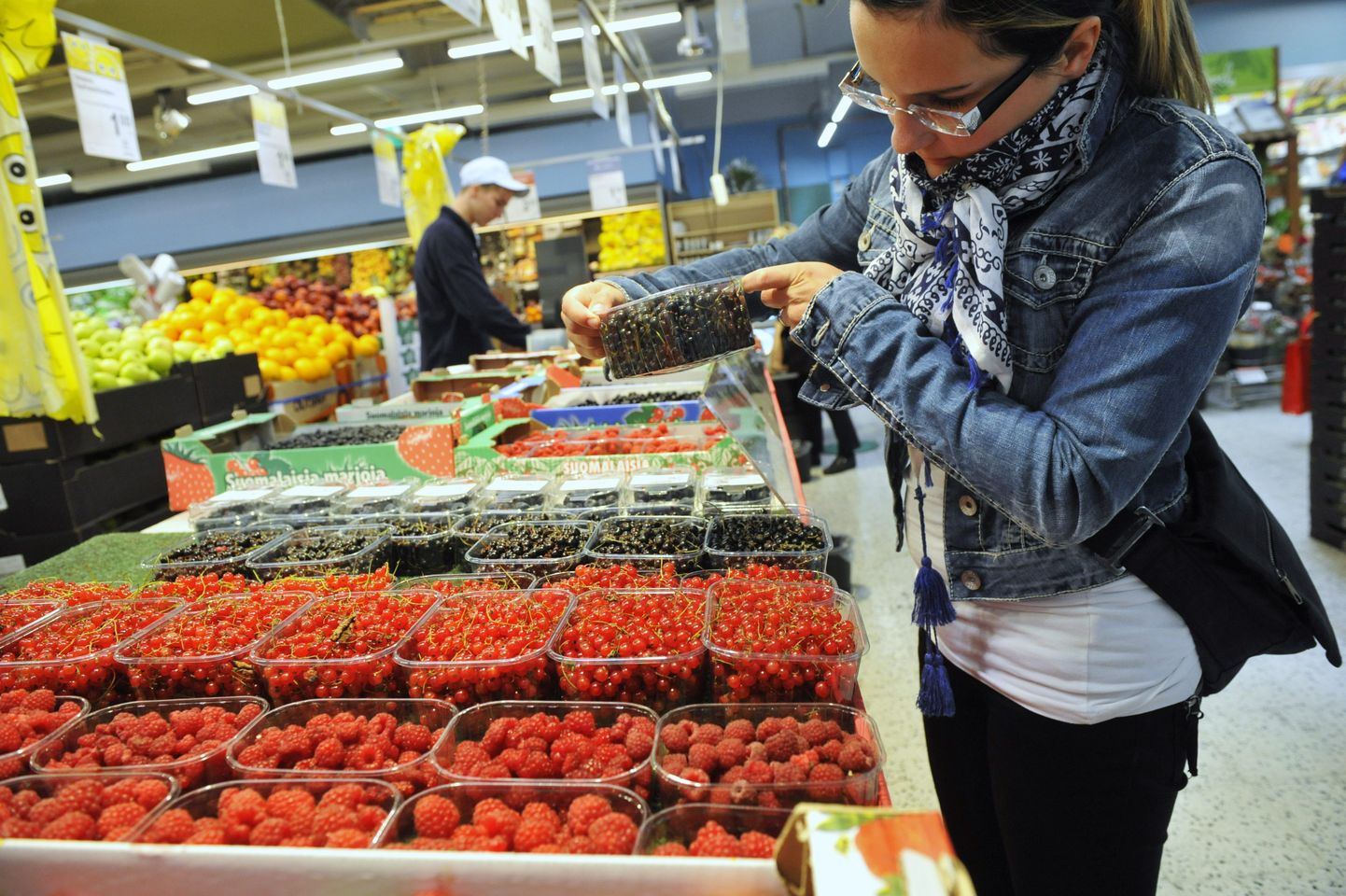 Soome neiu toidukaupluse puuviljaosakonnas. Soomes on toidukaupade hinnad langemas ja langevad lähikuudel veelgi, tulenevalt tooraine madalatest hindadest maailmaturul.