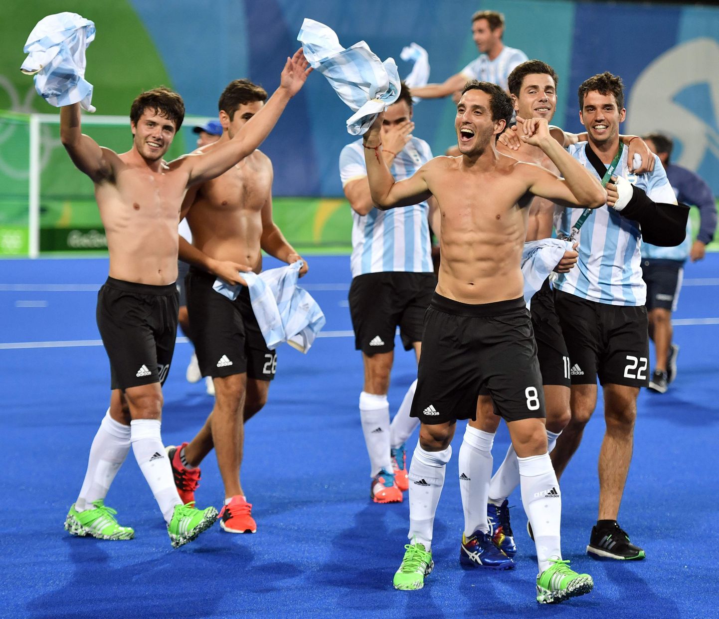 Argentina maahokikoondis võitu tähistamas.