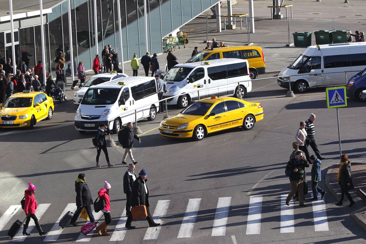 Такси в Таллиннском порту.