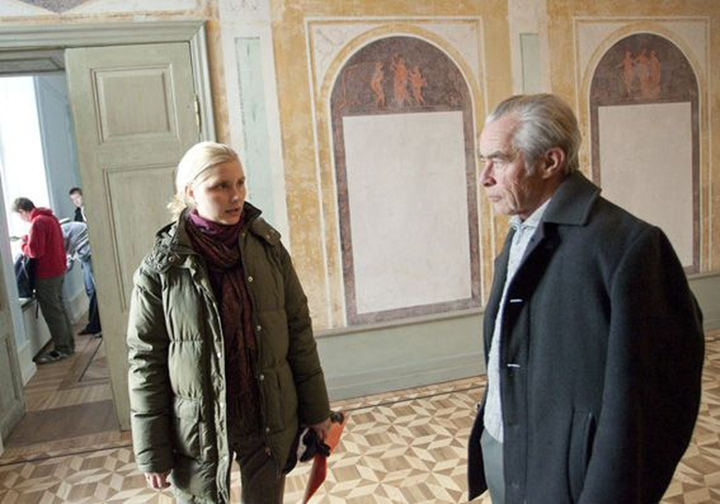 Liina Viikberg ja Lembit Keerus vestlevad uhketest maalingutest.