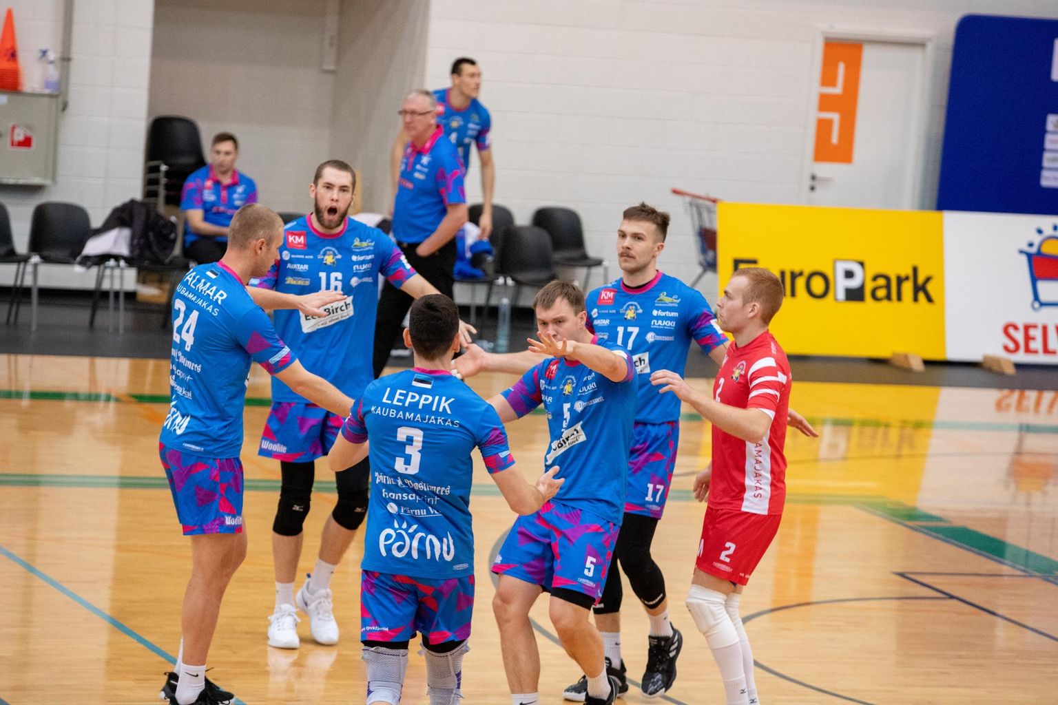 Pärnu võrkpalliklubi kaotas pronksiseeria avalahingu 0:3.