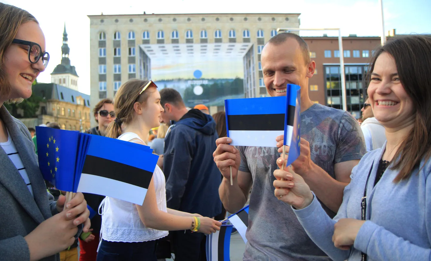 Eestlased Eesti ja ELi lippe lehvitamas.