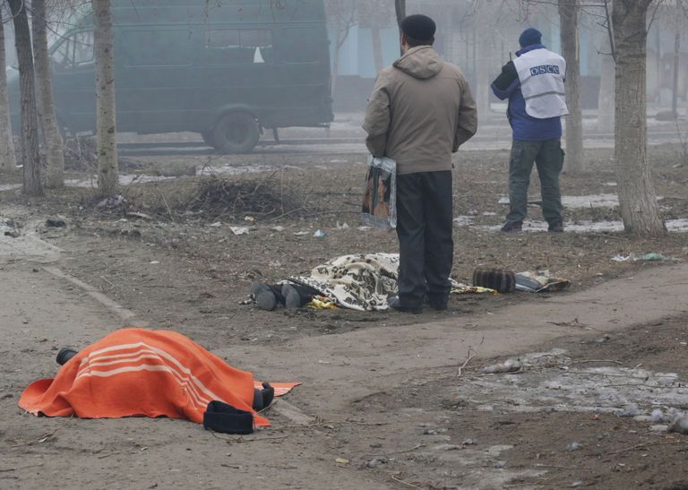 Surnukehad Mariupoli tänavatel.                                                  Foto: AP/Scanpix