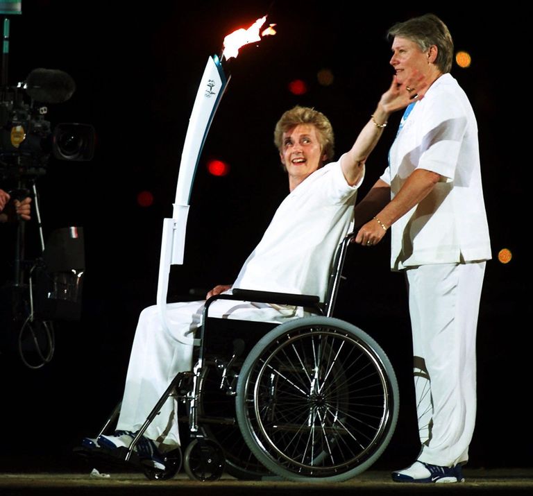 Betty Cuthbert (vasakul) ja Raelene Boyle 2000. aasta Sydney olümpiamängude avamisel. FOTO: AP Photo/David Guttenfelder/Scanpix