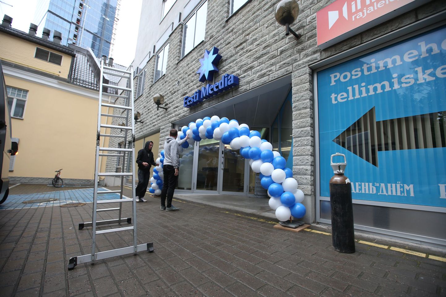 Õhupallid Postimehe sünnipäeva puhul Eesti Meedia maja peaukse ees.