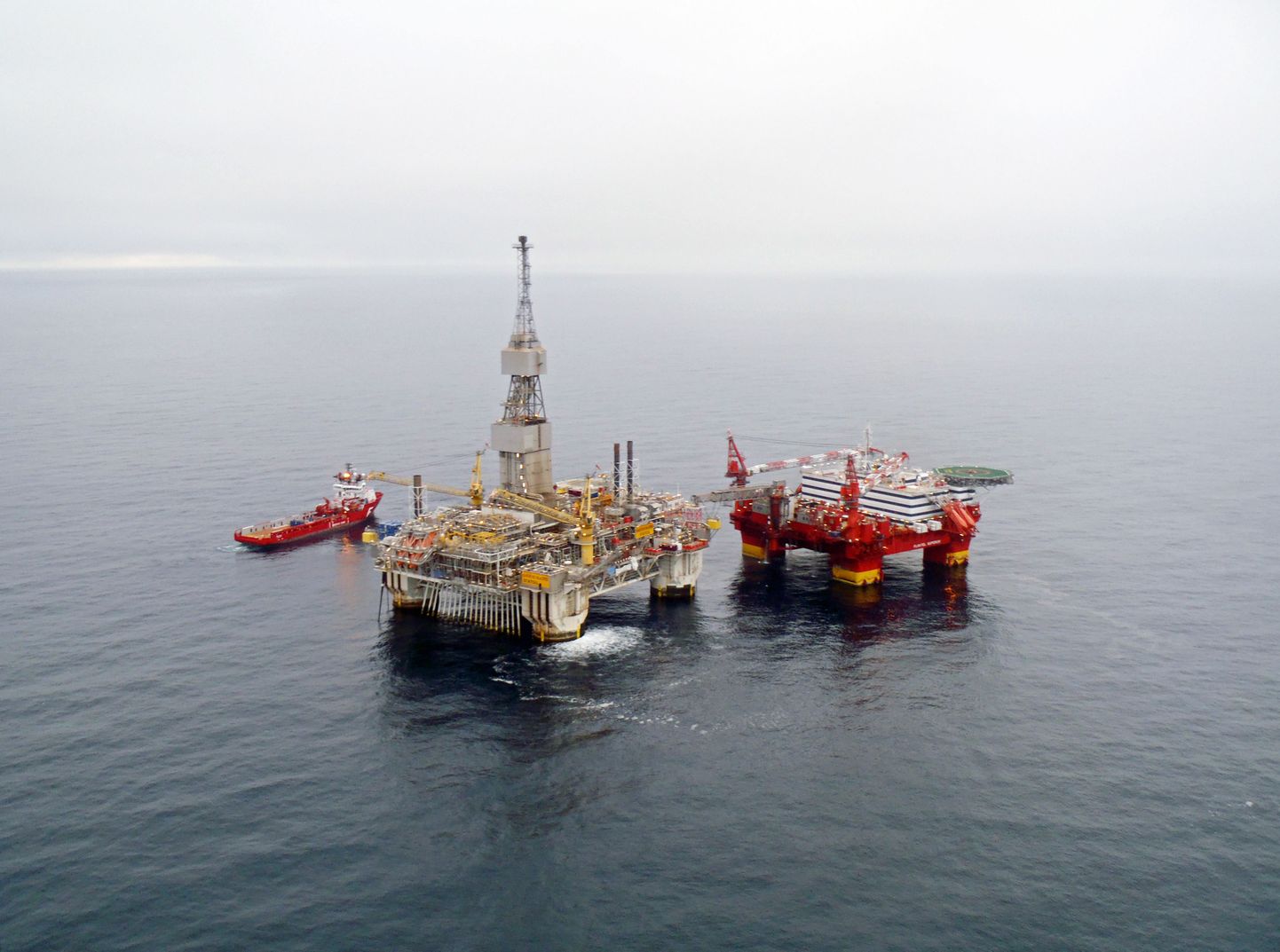 Nafta puurplatvorm Norra ranniku lähedal.