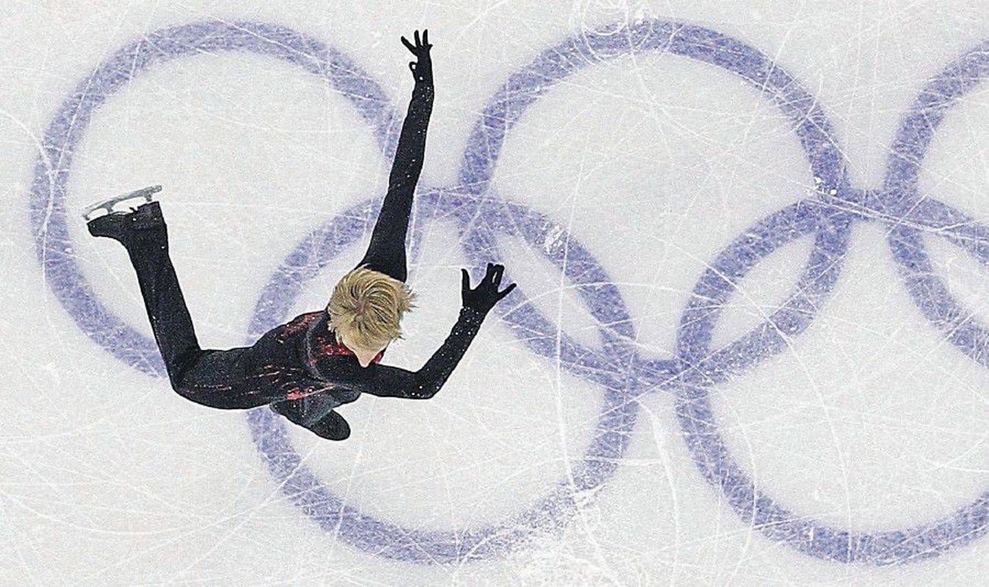 Евгений Плющенко, стремясь отстоять свой титул олимпийского чемпиона, сделал ставку на сложные прыжки и оказался вторым.