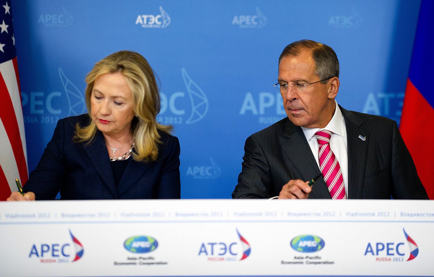 USA välisminister Hillary Clinton koos Vene kolleegi Sergei Lavroviga APECi riikide tippkohtumisel Vladivostokis.