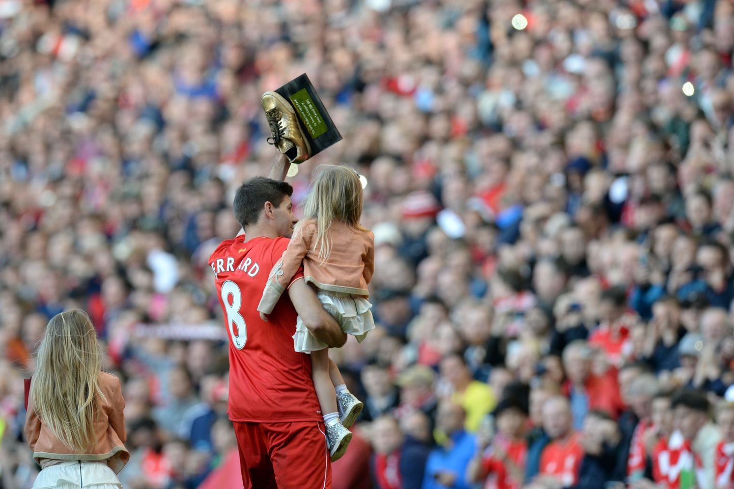 Steven Gerrard jättis Liverpooli fännidega hüvasti