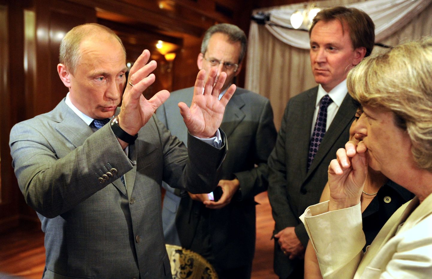 Vladimir Putin (vasakul) koos AFP ja telekanali France 2 ajakirjanikega.