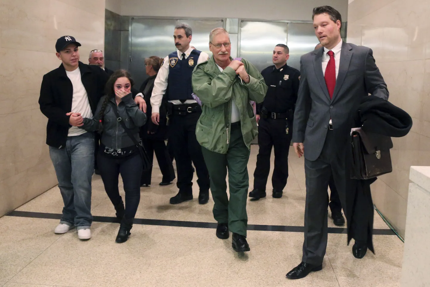 David Ranta (keskel) lahkumas Brooklyni kohtust vaba mehena