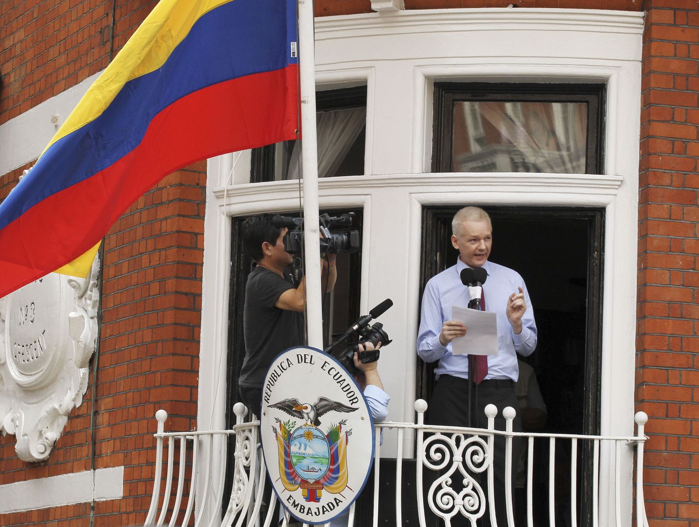 Julian Assange pidas täna kõne Londonis Ecuadori saatkonna rõdul.