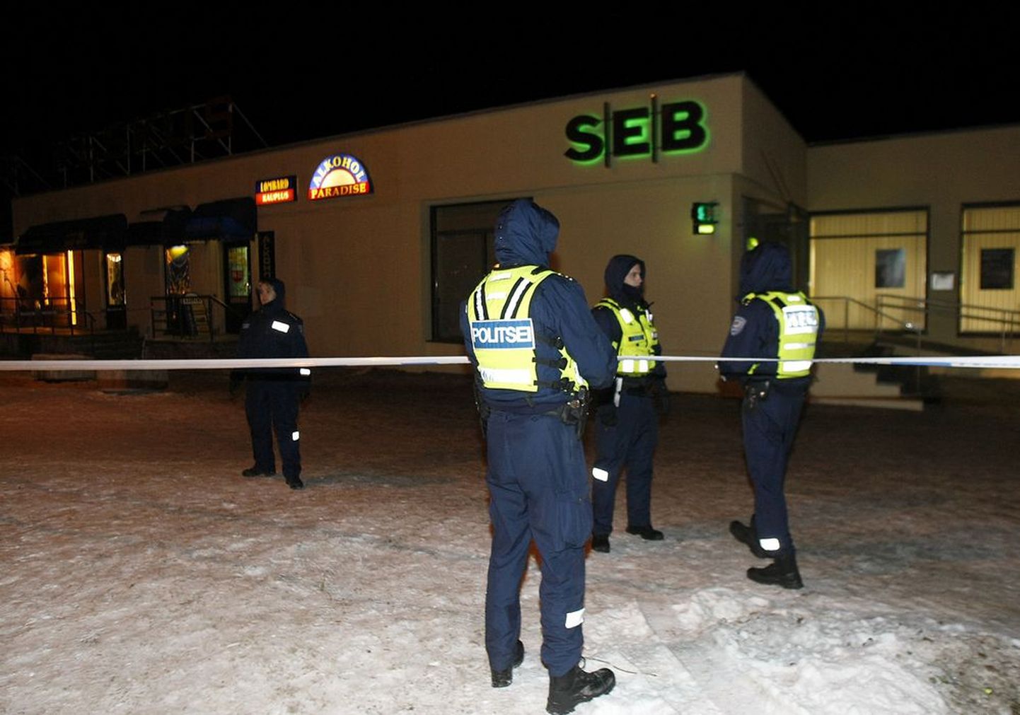 Контора банка SEB в торговом центре Прийсле, также не так давно подвергнувшаяся ограблению.
