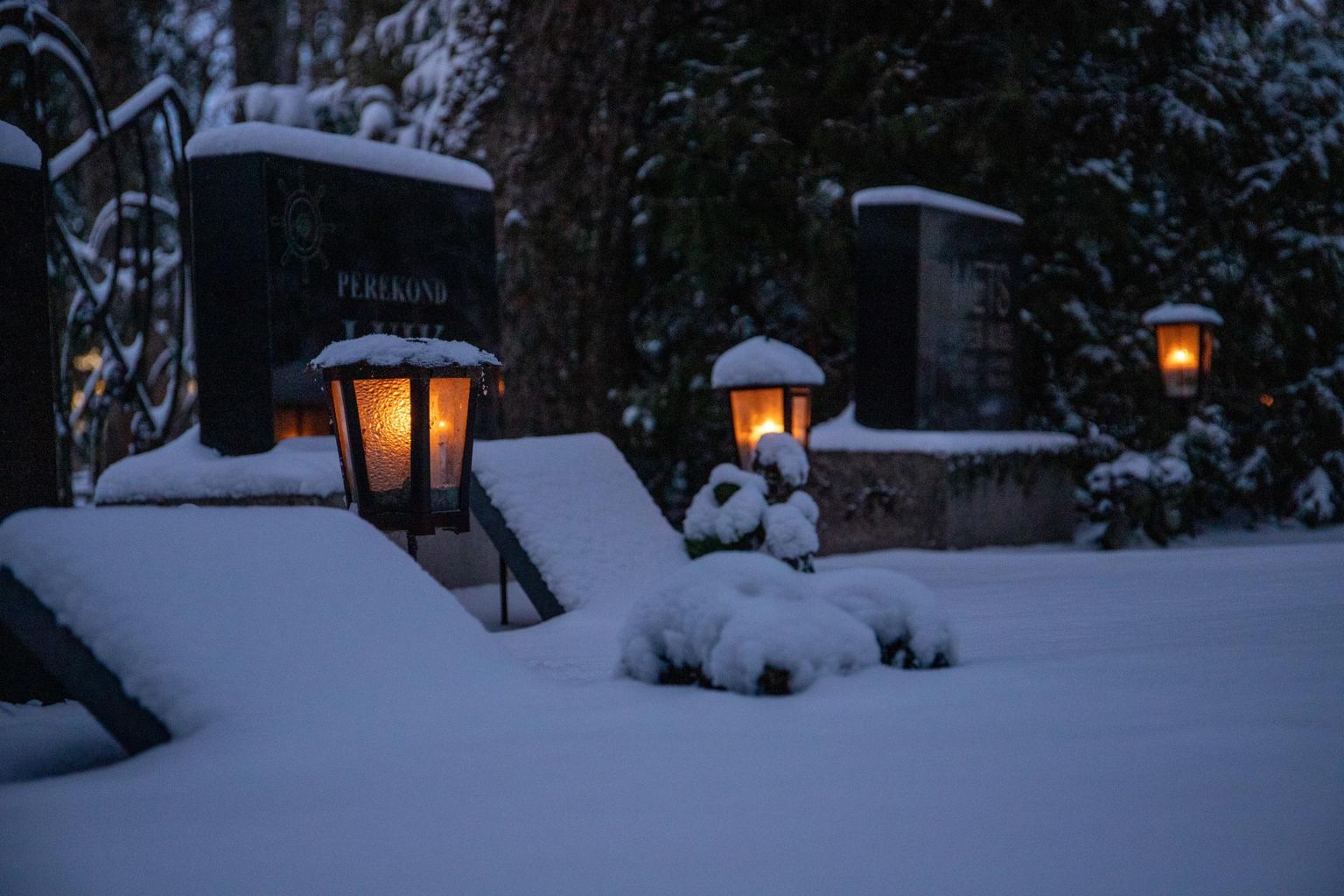 Jõuluõhtu Pärnu Alevi kalmistul.