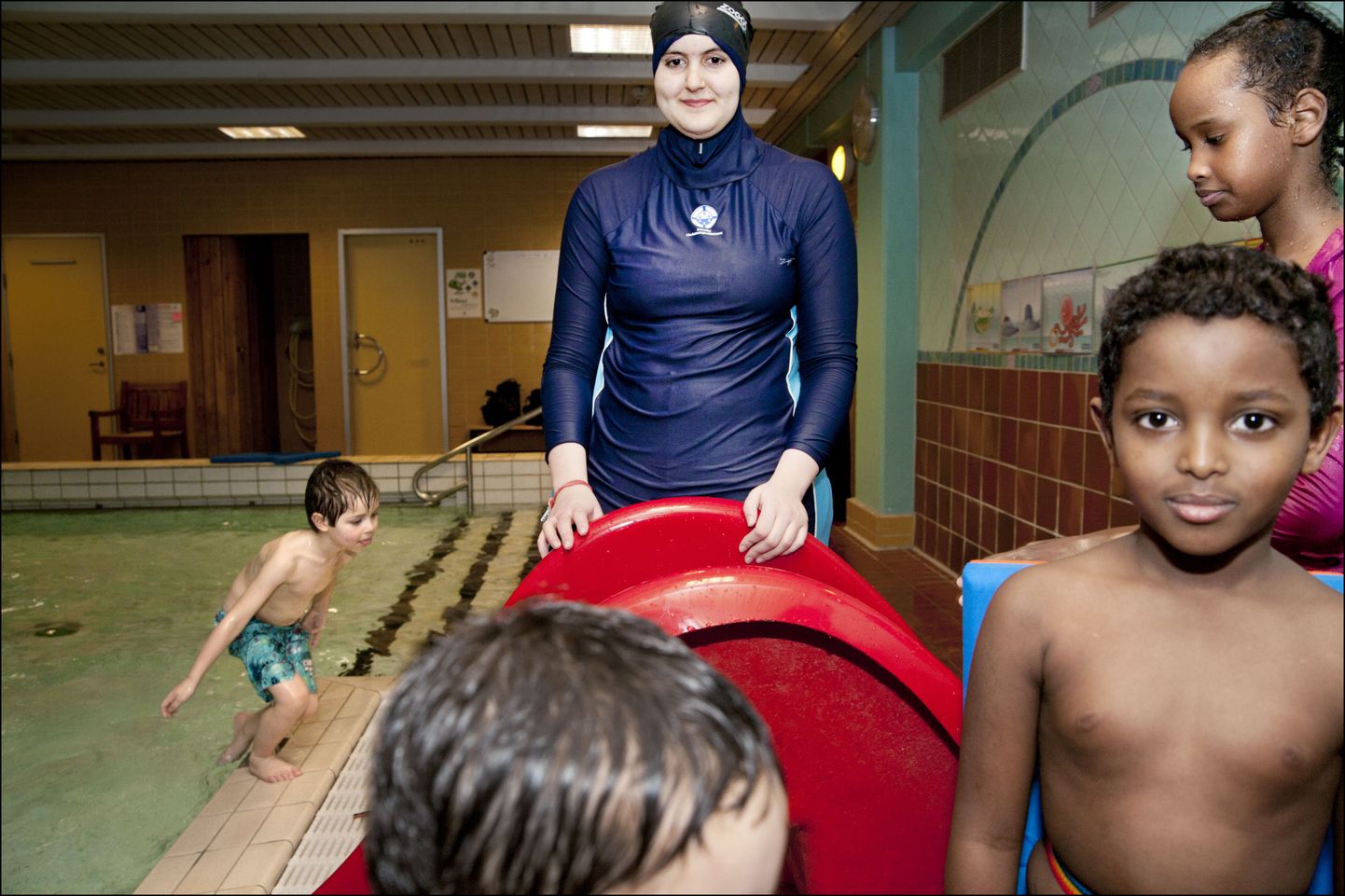 Burkiinis õpetaja Amina Sahmoud Göteborgi lastega ujumistunnis.
