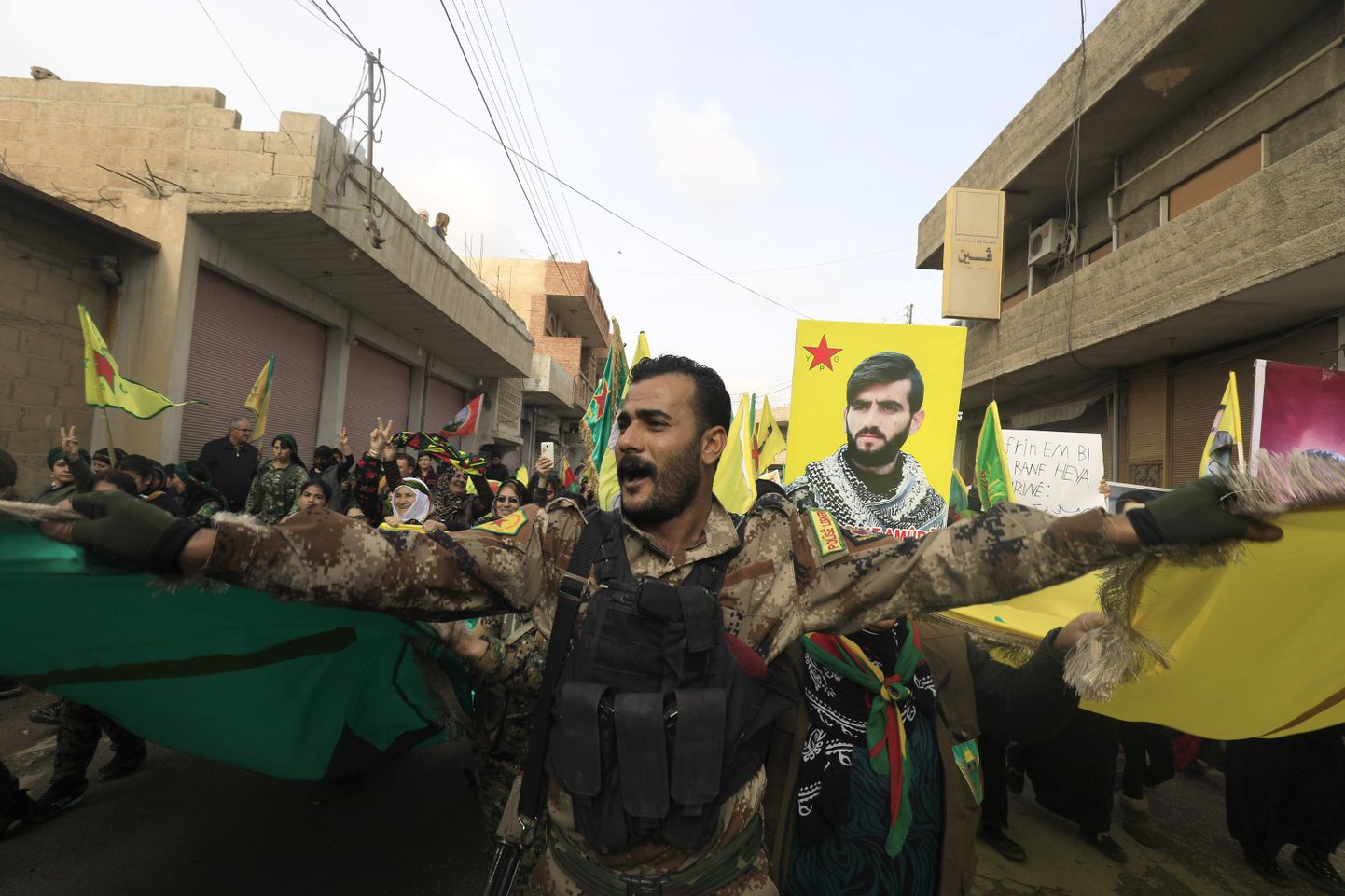 Kurdi Rahvakaitseüksuse liige Süürias kurdienamusega Amudas Türgi vägivalla vastu suunatud meeleavaldusel.