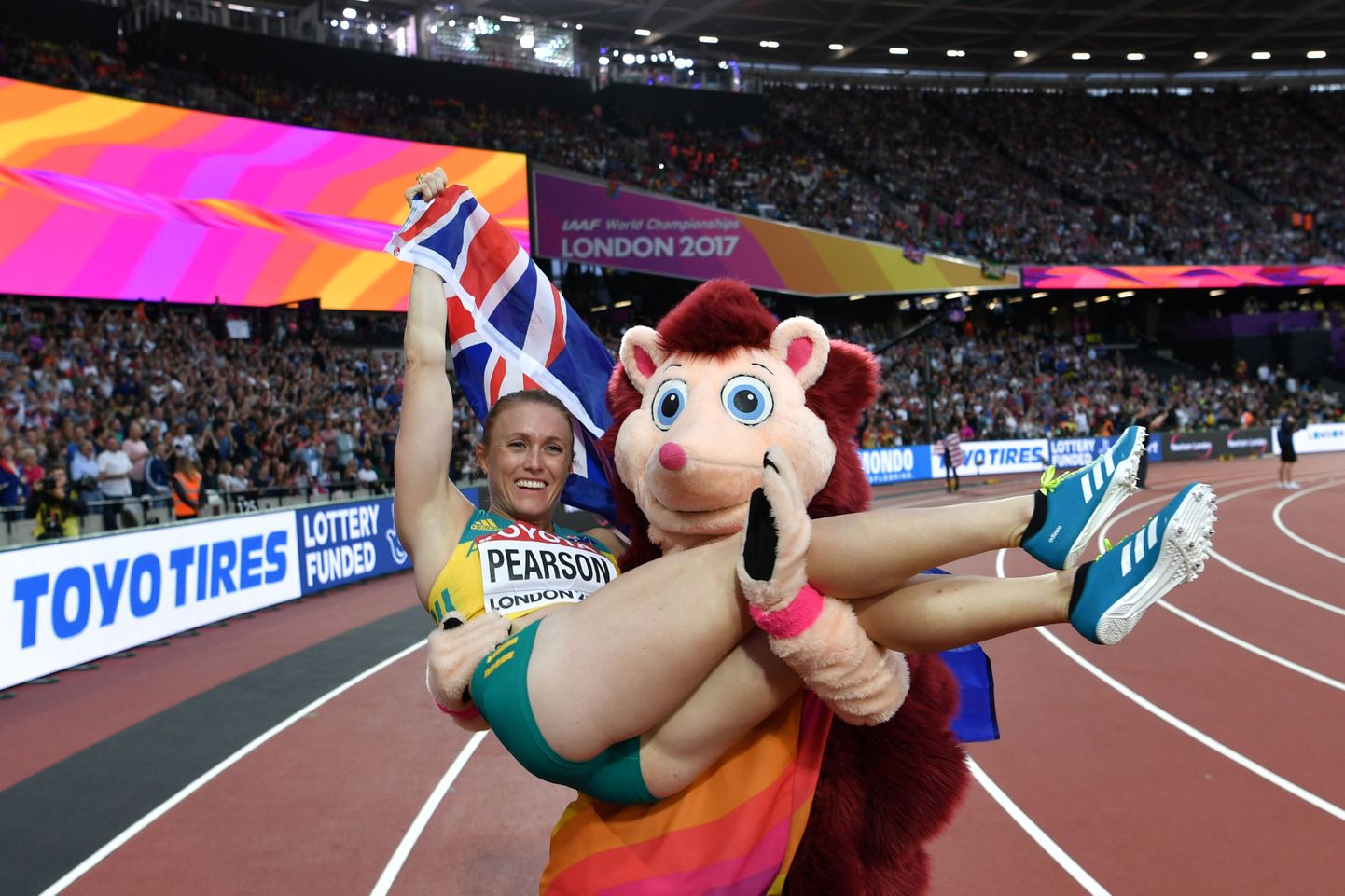 Ootamatult maailmameistriks tulnud Austraalia tõkkejooksja Sally Pearson ja Londoni MMi maskott, siilipoiss Hero.