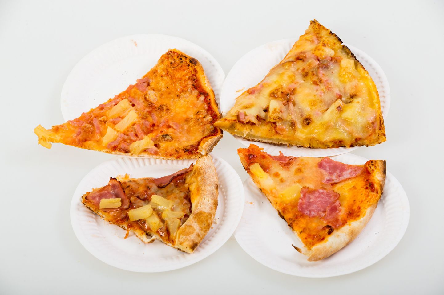 Postimehe pitsatestis osalesid (ülevalt vasakult): Peetri pitsa, Americana pitsa, Dodo pitsa ja Attimo pitsa