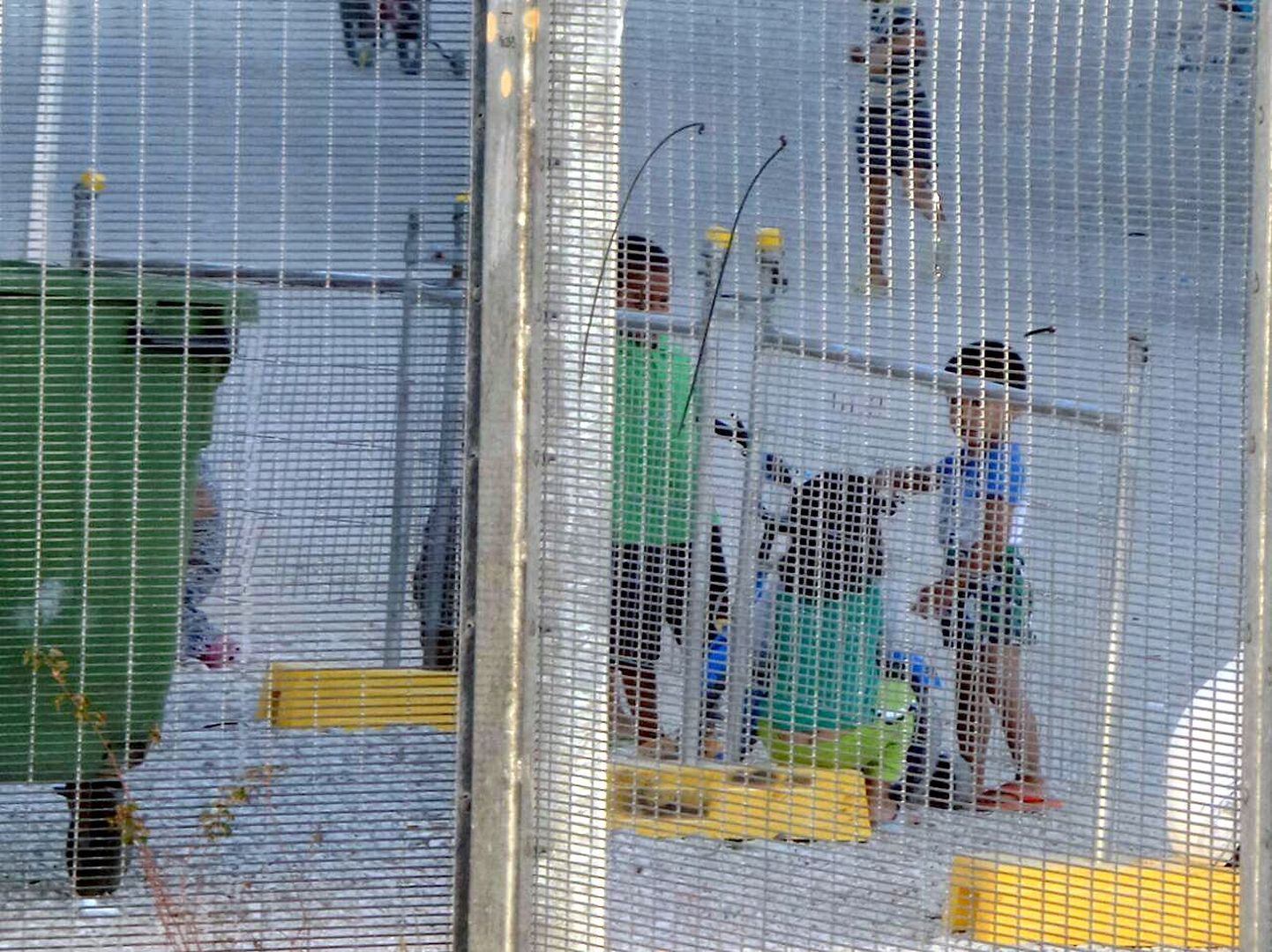 Lapsed Nauru saare põgenike kinnipidamiskeskuses mängimas.