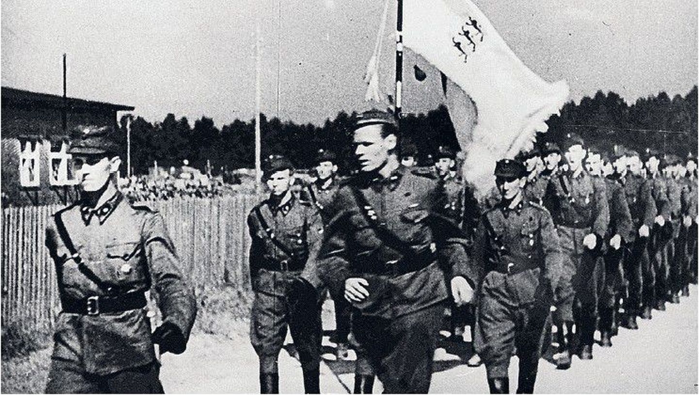 Aasta 1944: Soomest saabunud eestlaste rügemendi JR 200 liikmed ehk soomepoisid teel rivistusele.