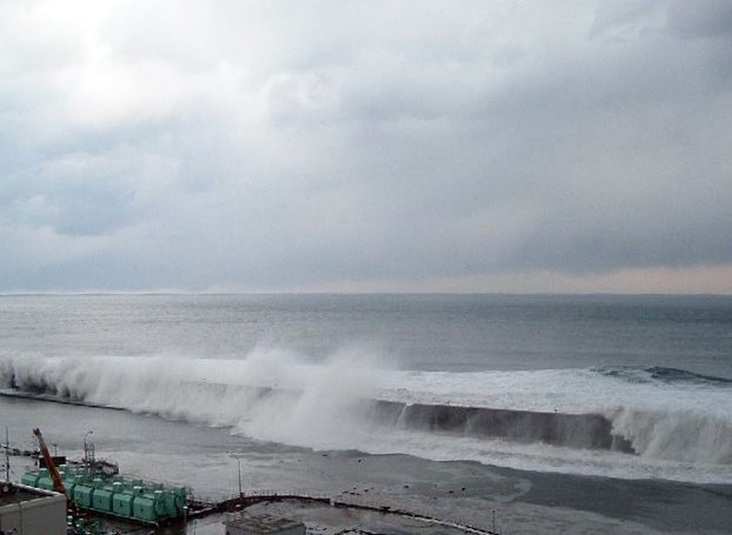 Tsunami tekitatud lained tabamas Fukushima tuumajaama.