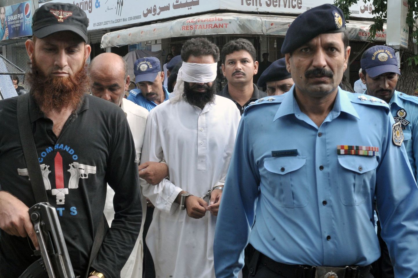 Imaam Hafiz Mohammed Khalid Chishti (keskel)arreteerimine