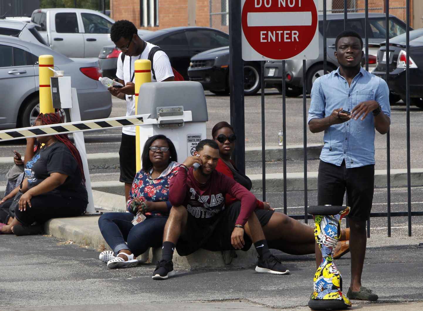 Üliõpilased ootamas maja ees, milles toimus tulistamine.