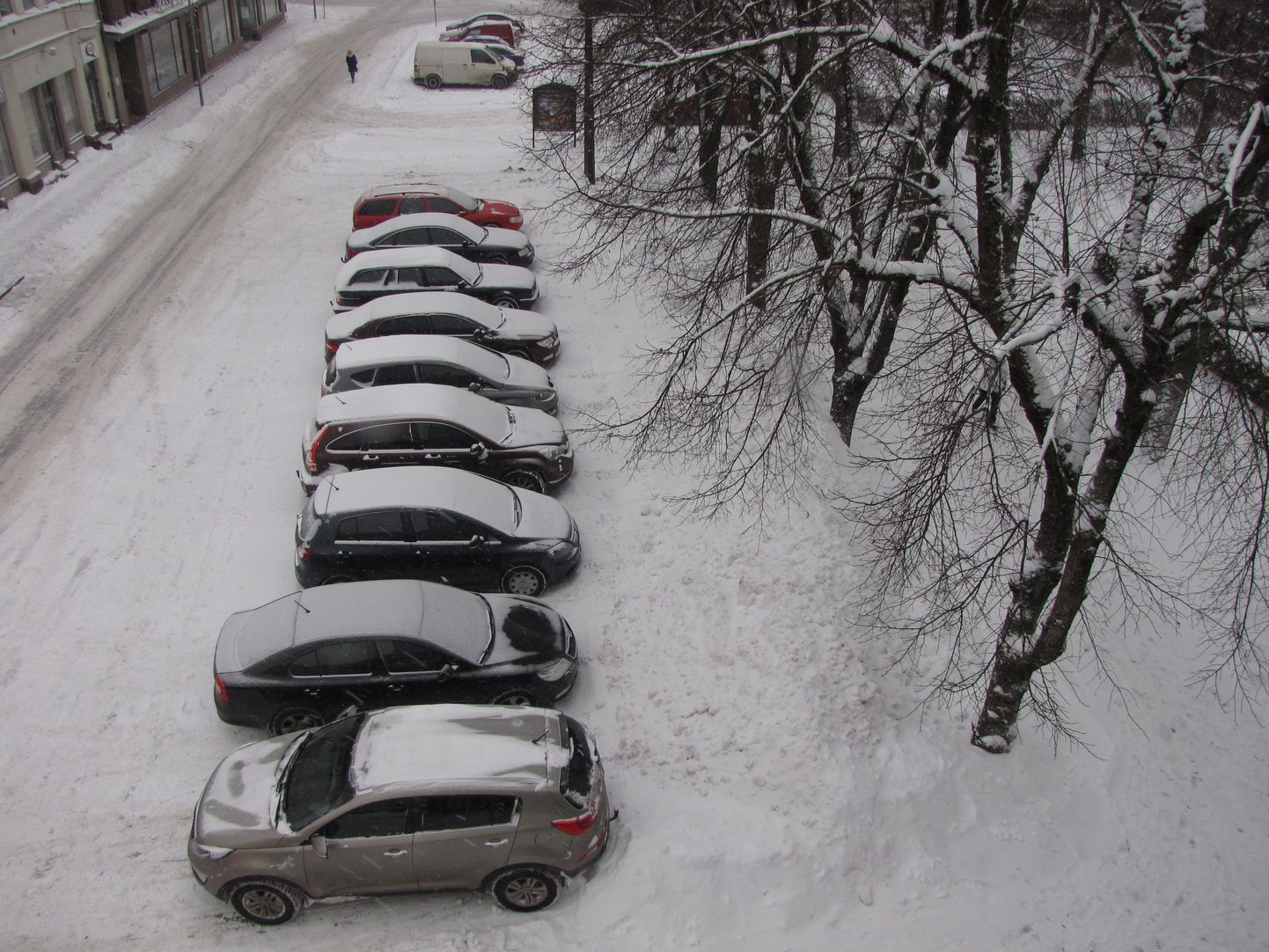 Viljandi kesklinnas oli hommikuks lumi sõiduteedelt korralikult ära lükatud. Äärelinnas oli aga väga lumiseid tänavaid.