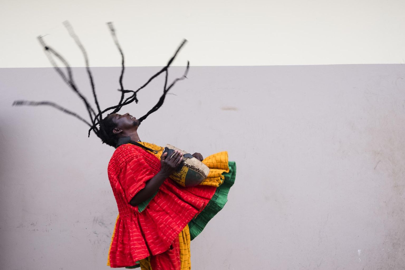 Üks tänavuse festivali kaugemaid külalisi on King Ayisoba Ghanast.