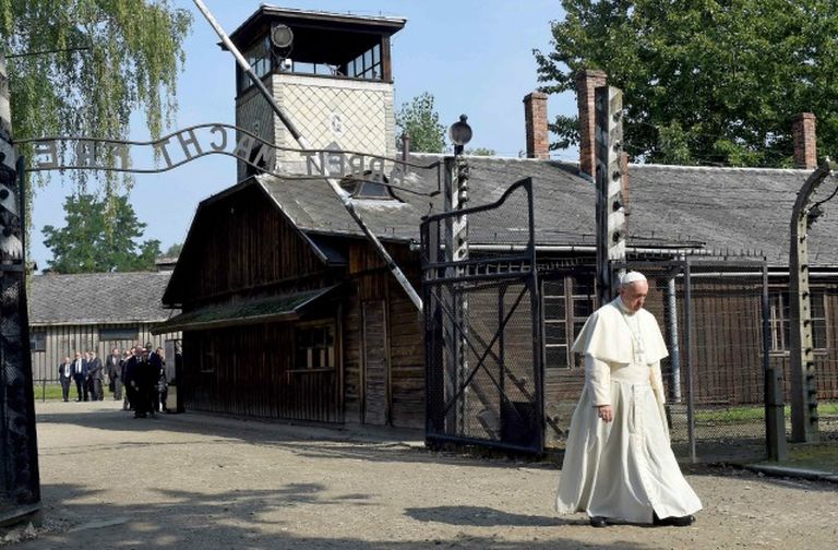 Папа римский Франциск входит в музей на месте бывшего нацистского концлагеря Аушвиц-Биркенау в Освенциме.