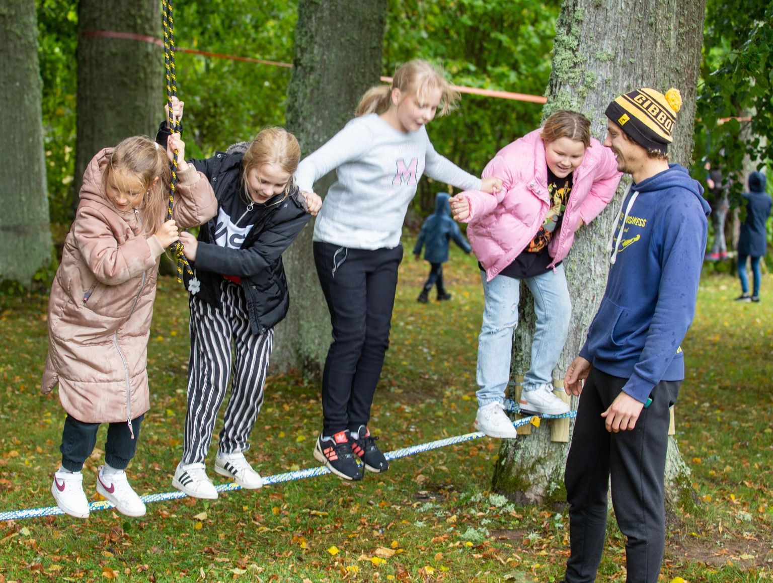 Halliste kooli õuele paigutati reedel tasakaaluliin. Samal päeval sai selle endale Kõpu kool ning septembris seatakse see üles 75 Eesti kooli juurde. Mullu on juba sama palju koole tasakaaluliini endale saanud.